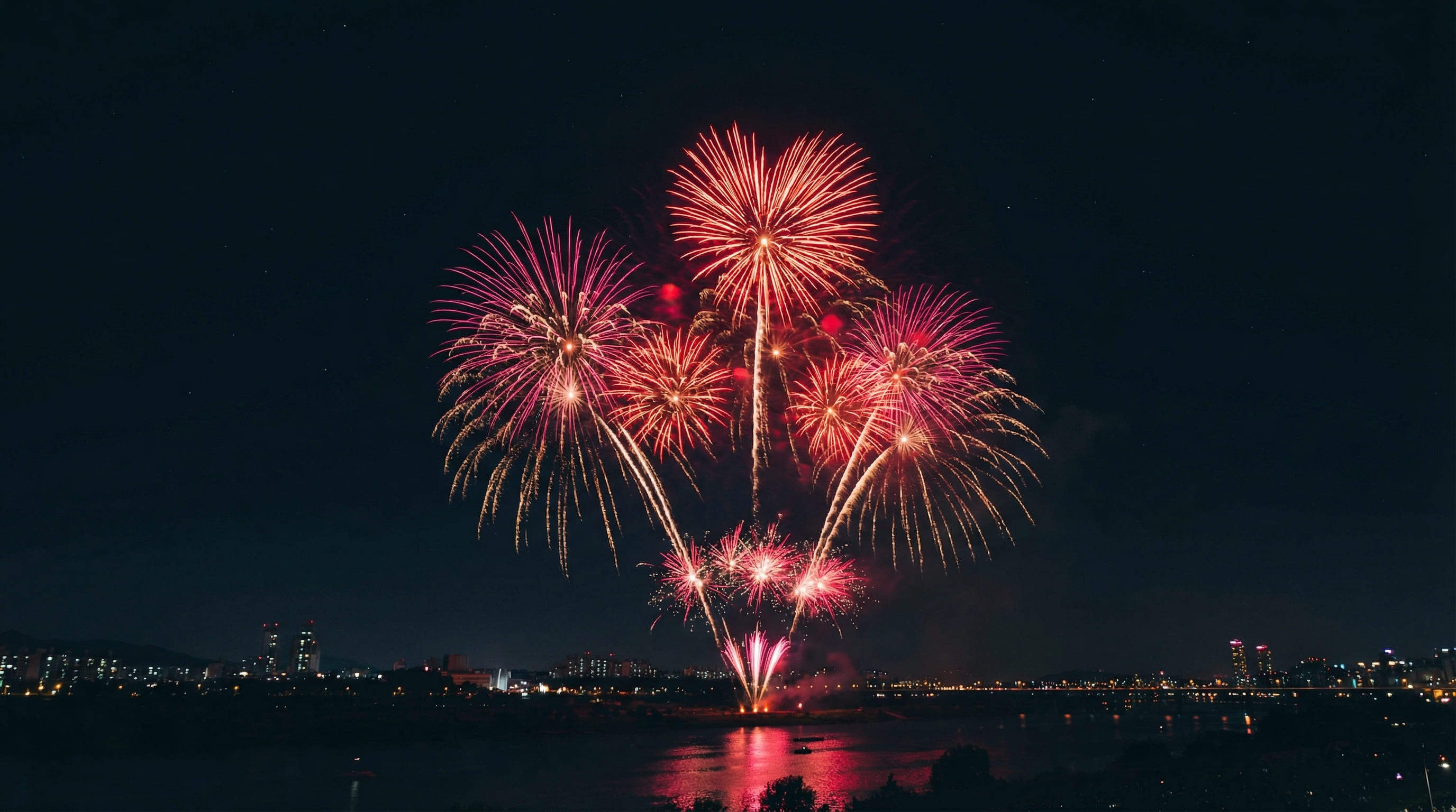 feux d’artifice en forme de cœur dans le ciel
