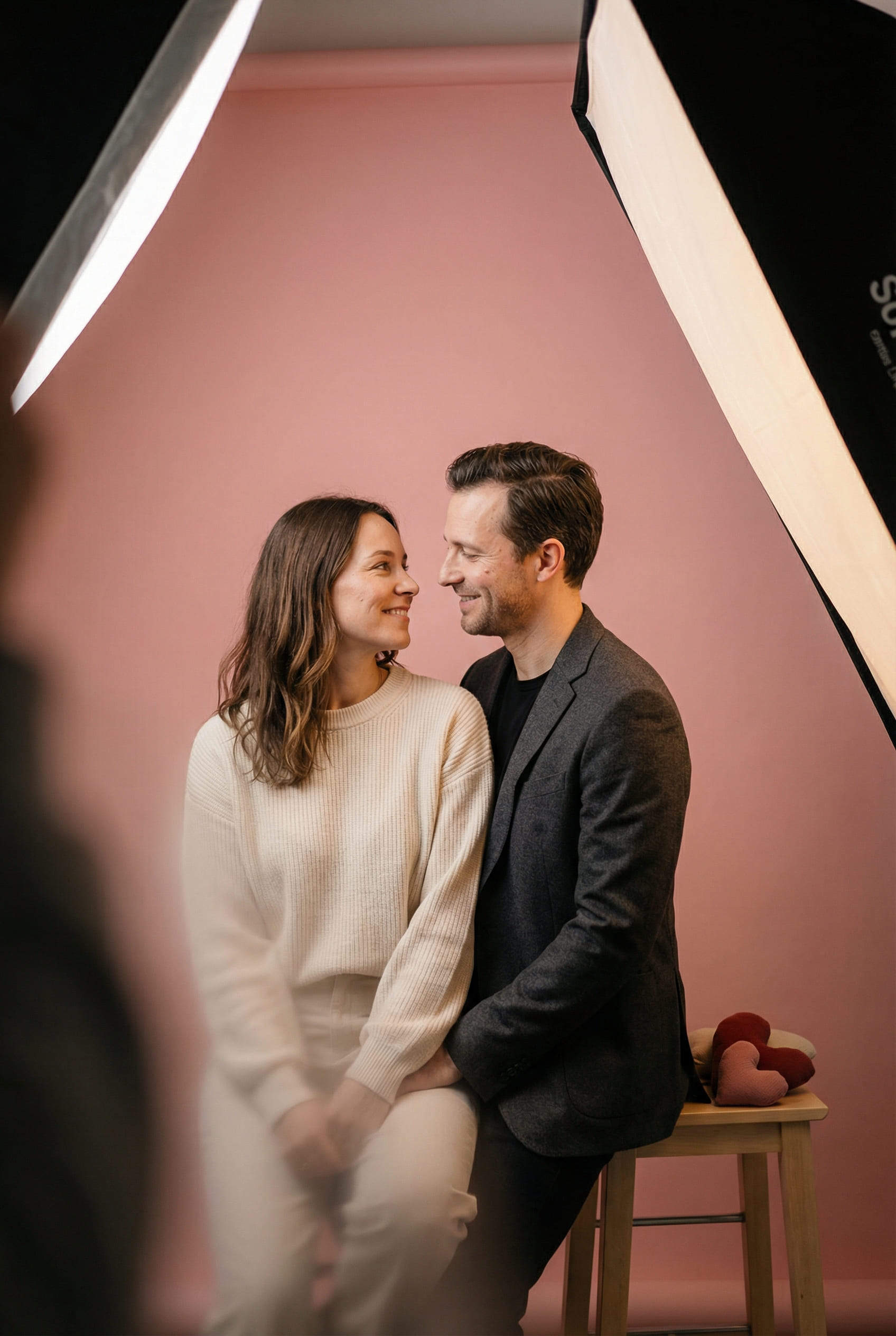 portrait de couple en studio rose