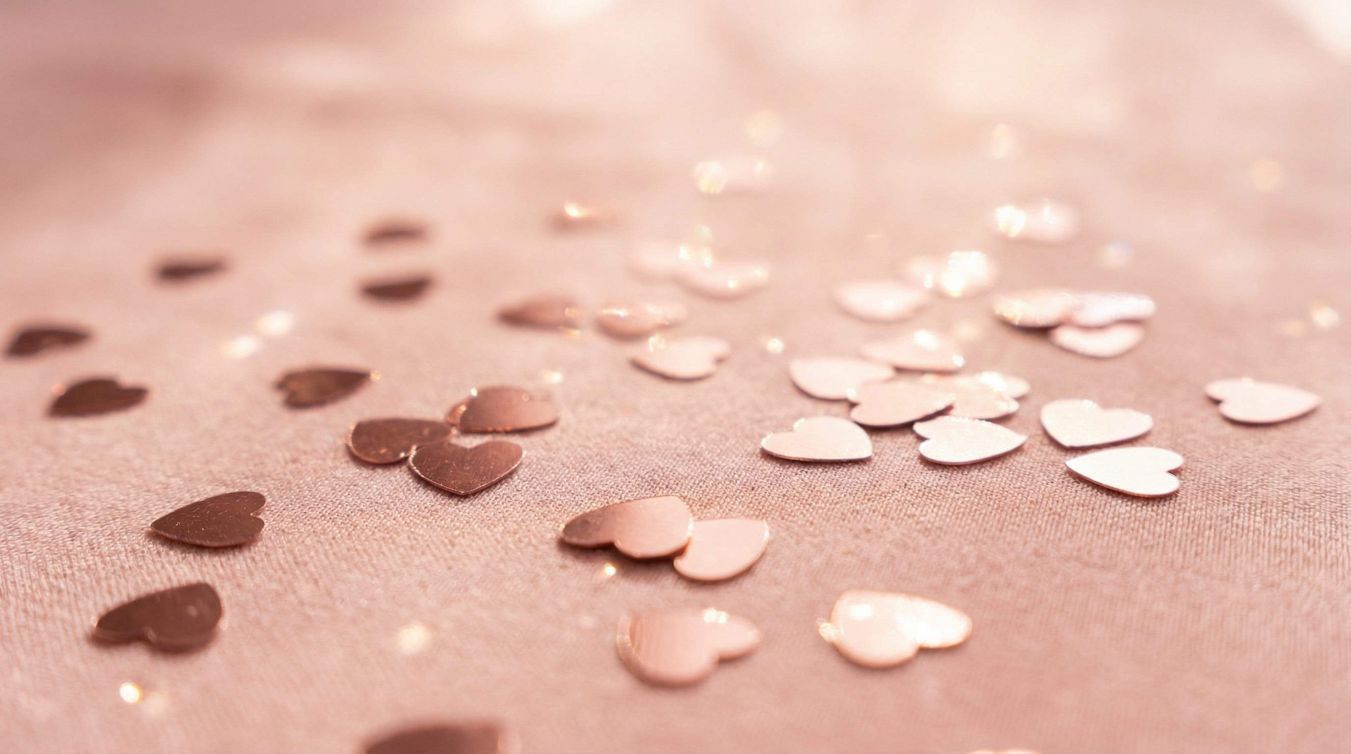 confettis de cœurs rose doré