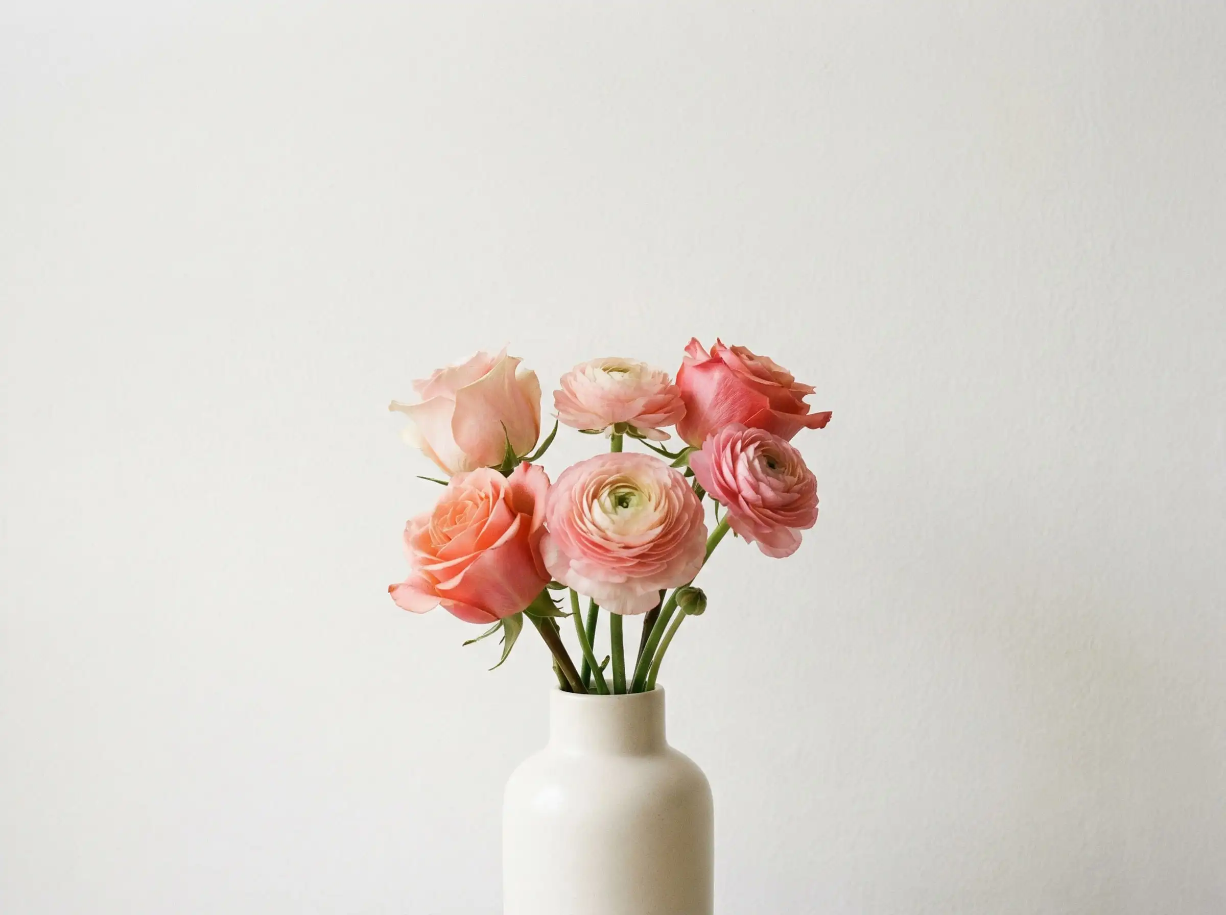 bouquet dans un vase minimaliste