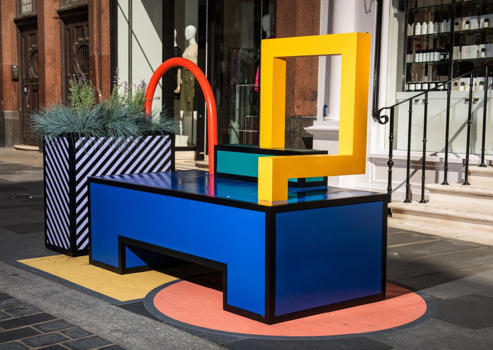 eine lounge im stil von camille walala